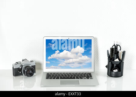 Stazione di lavoro con forniture da ufficio e di analoge fotocamera vintage. Workplace Mock up con display del prodotto Foto Stock