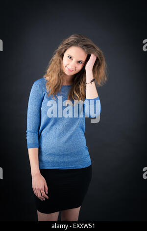 Bella donna facendo espressioni diverse in diversi set di vestiti: stanchi Foto Stock