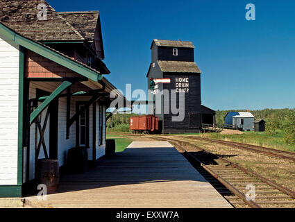 Elevatore della granella e deposito ferroviario,ucraino Patrimonio Culturale Village,Edmonton,Alberta Foto Stock