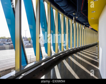 Corridoio, El Centro urbano, campus Northeastern Illinois University, Avondale, Chicago, Illinois, Stati Uniti d'America Foto Stock