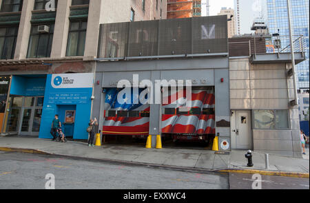 NEW YORK - 30 Maggio 2015: FDNY dieci House, società del motore 10 e la scaletta società 10, 124 Liberty Street, è attraversata la strada dal Foto Stock