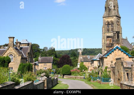 Una vista di Edensor, un tradizionale e storico villaggio inglese sul Chatsworth station wagon, Peak District, Derbyshire, in Inghilterra, Regno Unito Foto Stock