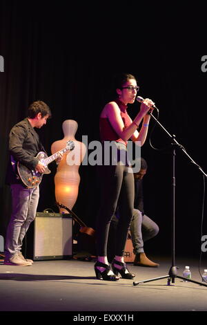 Bellmore, New York, Stati Uniti d'America. Il 16 luglio 2015. JACQUELINE XERRI, uno studente filmmaker, canta al LIIFE Cerimonia di premiazione a Bellmore filmati. Era il XVIII Long Island International Film Expo. Foto Stock