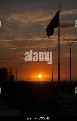 Silhouette tramonto di fronte all'Ambasciata Americana edificio lungo il Malecon a l'Avana, Cuba Foto Stock