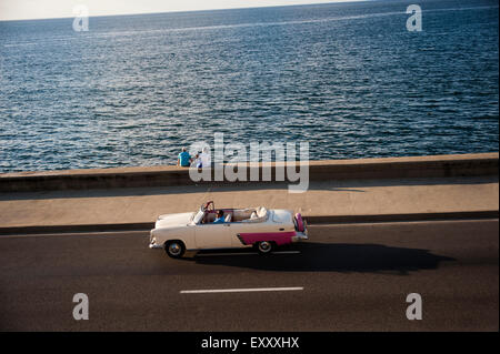 Un vintage americano convertibile realizzato crociere lungo il Malecon a l'Avana, Cuba Foto Stock