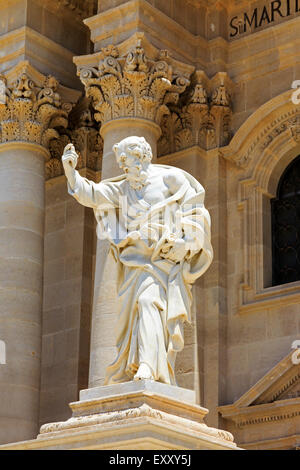 Statua classica in Piazzo del Duomo, Ortigia, Siracusa, Sicilia al di fuori della chiesa di Santa Lucia alla Badia Foto Stock