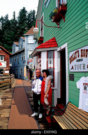 "Dolly" che posano per una foto con il turista.Dolly';s House su Creek Street,Ketchikan,Alaska Foto Stock