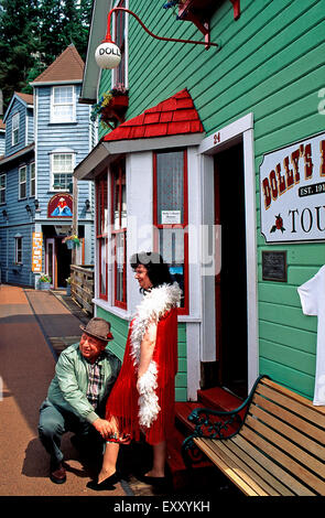 "Dolly" che posano per una foto con il turista, Dolly's House su Creek Street,Ketchikan,Alaska Foto Stock