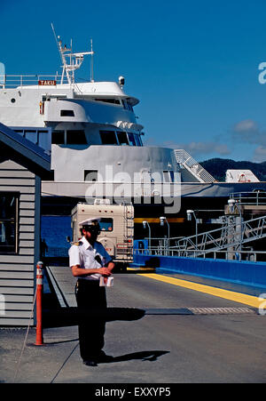 Controllo in veicoli per imbarco Alaska Marine Highway ferry, Sitka,Alaska Foto Stock