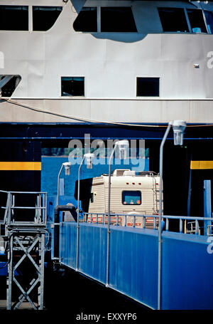 Un motorhome caricamento su Alaska Marine Highway ferry, Sitka, Alaska Foto Stock