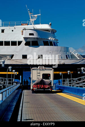 Veicolo ricreativo caricamento su Alaska Marine Highway ferry,Sitka,Alaska Foto Stock