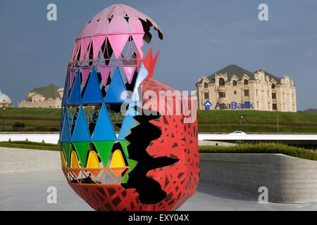 Vista della scultura contemporanea nel parco vicino Heydar Aliyev Centro nella città di Baku capitale dell'Azerbaigian Foto Stock