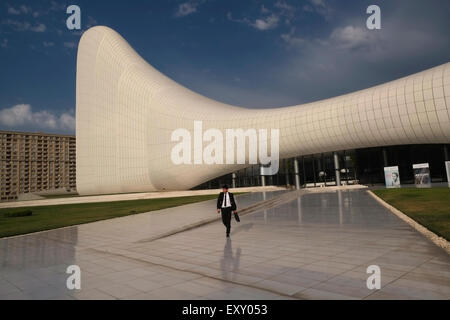 Vista del Heydar Aliyev Center progettato da Iraqi-British architetto Zaha Hadid e nota per la sua architettura distintiva nella città di Baku, capitale dell'Azerbaigian Foto Stock