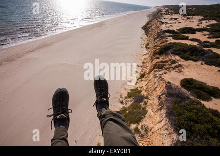 Parapendio in tandem volo sopra costa nel Parco naturale Donana, sud dell'Andalusia, Spagna, Europa. Modello rilasciato. ME, Paolo. Foto Stock