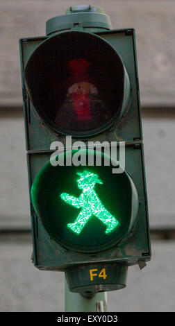 Ampelmannchen, il 'piccolo semaforo man', pedonale simbolo nella ex Berlino Est. Verde indica che è sicuro di andare. Foto Stock