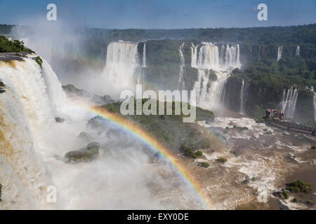 Doppio arcobaleno a cascate Iguacu sul Brasile Argentina confine Foto Stock