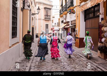 Nel tradizionale abito di Siviglia in Santa Cruz, la città vecchia di Siviglia, in Andalusia, Spagna, Europa. Durante il mese di aprile Feria Festival. Foto Stock