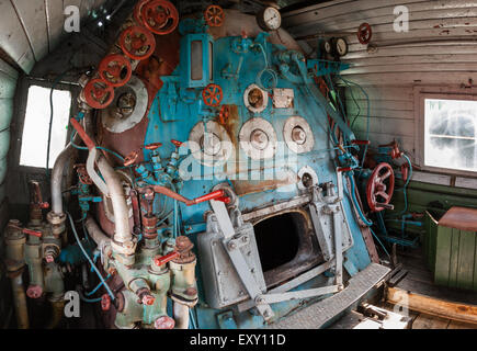 Frammento della camera del motore su una vecchia locomotiva a vapore Foto Stock