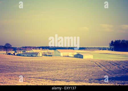 Vintage foto del campo arato nella calma della campagna. Il paesaggio agricolo con il vecchio stile di colori Foto Stock