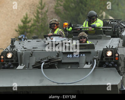 Veicolo blindato per la riparazione e il recupero (CRARRV) Challenger dell'esercito britannico presso il campo di addestramento dei carri armati di Bovingdon Dorset. 16 luglio 2016 Foto Stock