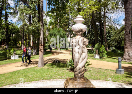 Fontana di acqua all'interno di giardini presso il Royal Alcazar nel centro di Siviglia, in Andalusia, Spagna, Europa. Foto Stock