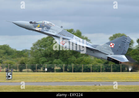 Mikoyan Gurevich Mig-29 operati dal polacco della Air Force di decollare in stile drammatico al RIAT 2015, Fairford, UK. Credito: Antony ortica/Alamy Live News Foto Stock