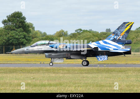 F-16C azionato dalla Hellenic Air Force taxiis in dopo la visualizzazione a RIAT 2015. Credito: Antony ortica/Alamy Live News Foto Stock