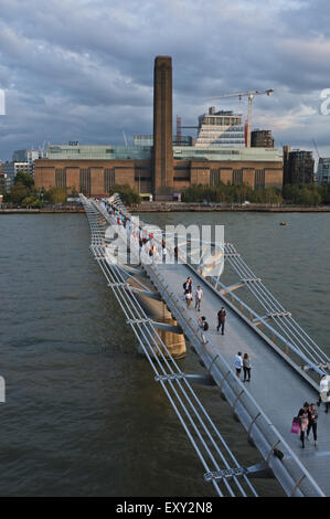 Il Millennium Bridge sul fiume Tamigi che conduce alla Tate Modern di Londra in background Foto Stock