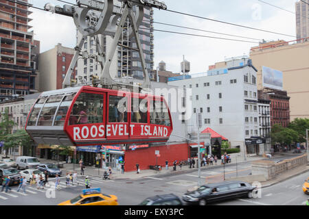 NEW YORK - 28 Maggio 2015: Il Roosevelt Island Tram è una linea tramviaria di New York City che si estende a est del fiume e connes Foto Stock