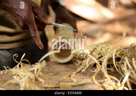 Abuja,6 novembre 2015. Un giovane uomo utilizzando bambù per la progettazione di una sedia. nigeria la disoccupazione giovanile è sempre stato un problema nella società nonostante il petrolio. Foto Stock