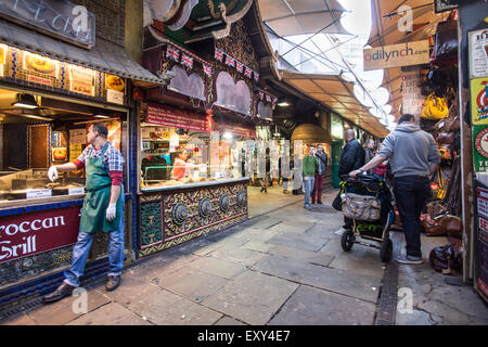 London, Regno Unito - 10 Ottobre 2014: vista del maneggio presso il mercato di Camden a Londra con i lavoratori e i visitatori visibile. Th Foto Stock