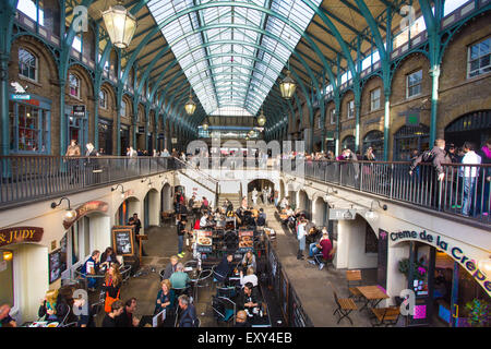 London, Regno Unito - 10 Ottobre 2014: vista dell'edificio di mercato al Covent Garden di Londra con molti visitatori visibile. Foto Stock