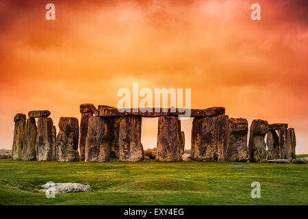Stonehenge contro fiery arancione tramonto Cielo Foto Stock