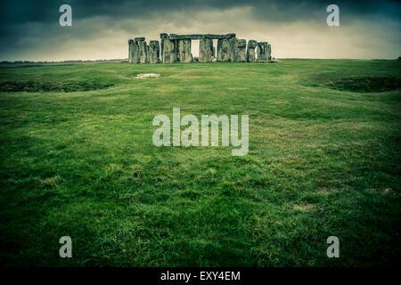 Campo in erba che conduce a Stonehenge su un nuvoloso giorno grigio Foto Stock