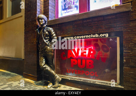 Liverpool, Regno Unito - 11 Ottobre 2014: John Lennon statua al di fuori lo storico Cavern Club su Matthew Street in Liverpool Foto Stock