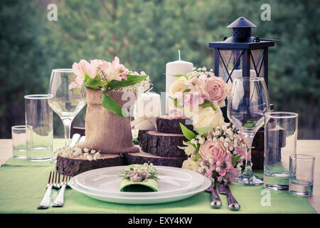 Tabella di nozze impostazione in stile rustico. Foto Stock