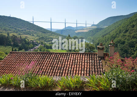 Il viadotto di Millau e il fiume Tarn sopra visto pantiled tetto dal villaggio di Peyre, Aveyron, Midi-Pirenei, Francia , in Europa Foto Stock