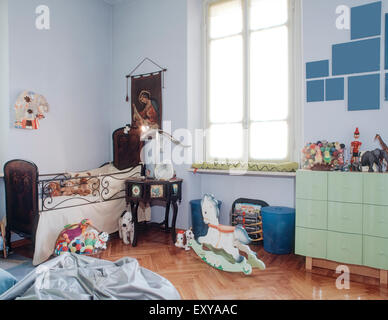 Vista interna di una camera dei bambini con i giocattoli e pavimento di legno, Foto Stock