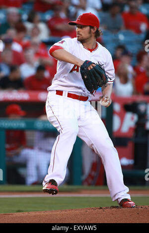 Los Angeles, California, USA. 17 Luglio, 2015. Angeli a partire lanciatore C.J. Wilson #33 rende l'inizio per gli angeli nel gioco tra Boston Red Sox e Los Angeles gli angeli di Anaheim, Angel Stadium di Anaheim, CA, fotografo: Pietro Joneleit Credito: Cal Sport Media/Alamy Live News Foto Stock