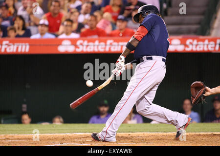Los Angeles, California, USA. 17 Luglio, 2015. Luglio 17, 2015: Boston Sox rosso a sinistra fielder Hanley Ramirez #13 si rompe il suo bat nel gioco tra Boston Red Sox e Los Angeles gli angeli di Anaheim, Angel Stadium di Anaheim, CA, fotografo: Pietro Joneleit Credito: Cal Sport Media/Alamy Live News Foto Stock