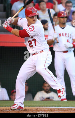 Los Angeles, California, USA. 17 Luglio, 2015. Angeli center fielder Mike Trout #27 pipistrelli per gli angeli nel gioco tra Boston Red Sox e Los Angeles gli angeli di Anaheim, Angel Stadium di Anaheim, CA, fotografo: Pietro Joneleit Credito: Cal Sport Media/Alamy Live News Foto Stock