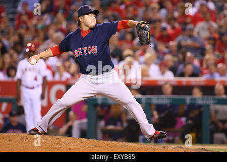 Los Angeles, California, USA. 17 Luglio, 2015. Luglio 17, 2015: Boston Red Sox lanciatore di rilievo Junichi Tazawa #36 piazzole in rilievo nel gioco tra Boston Red Sox e Los Angeles gli angeli di Anaheim, Angel Stadium di Anaheim, CA, fotografo: Pietro Joneleit Credito: Cal Sport Media/Alamy Live News Foto Stock