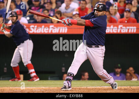 Los Angeles, California, USA. 17 Luglio, 2015. Luglio 17, 2015: Boston Red Sox terzo baseman Pablo Sandoval #48 orologi la sua profonda girato a sinistra nel gioco tra Boston Red Sox e Los Angeles gli angeli di Anaheim, Angel Stadium di Anaheim, CA, fotografo: Pietro Joneleit Credito: Cal Sport Media/Alamy Live News Foto Stock