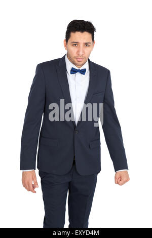Uomo bello fare espressioni diverse in diversi set di vestiti: arrabbiato Foto Stock