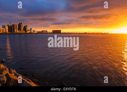 Bellissimo tramonto di mezza estate a Reykjavik in Islanda Foto Stock