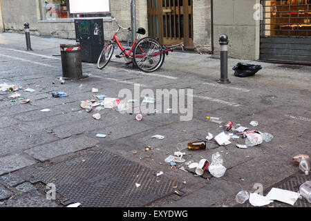 Per lettiera sulla strada, chiusino di rosso e un bicicletta. Foto Stock