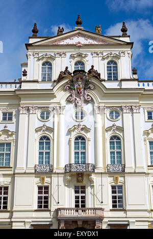 Il Palazzo Arcivescovile all'ingresso del castello di Praga Foto Stock