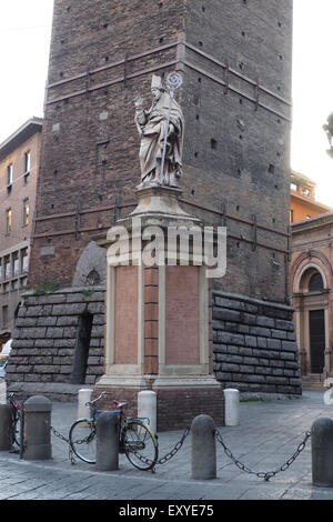 Statua di San Petronio, alla base della Torre della Garisenda, Bologna. Foto Stock