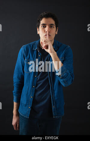 Uomini belli facendo espressioni diverse in diversi set di vestiti: essere tranquillo Foto Stock