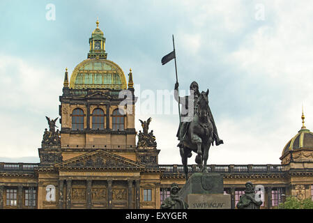 Praga, Repubblica Ceca - 25 Maggio 2015: San Venceslao statua che si trova nella parte anteriore di Praga museo nazionale della Repubblica ceca Foto Stock